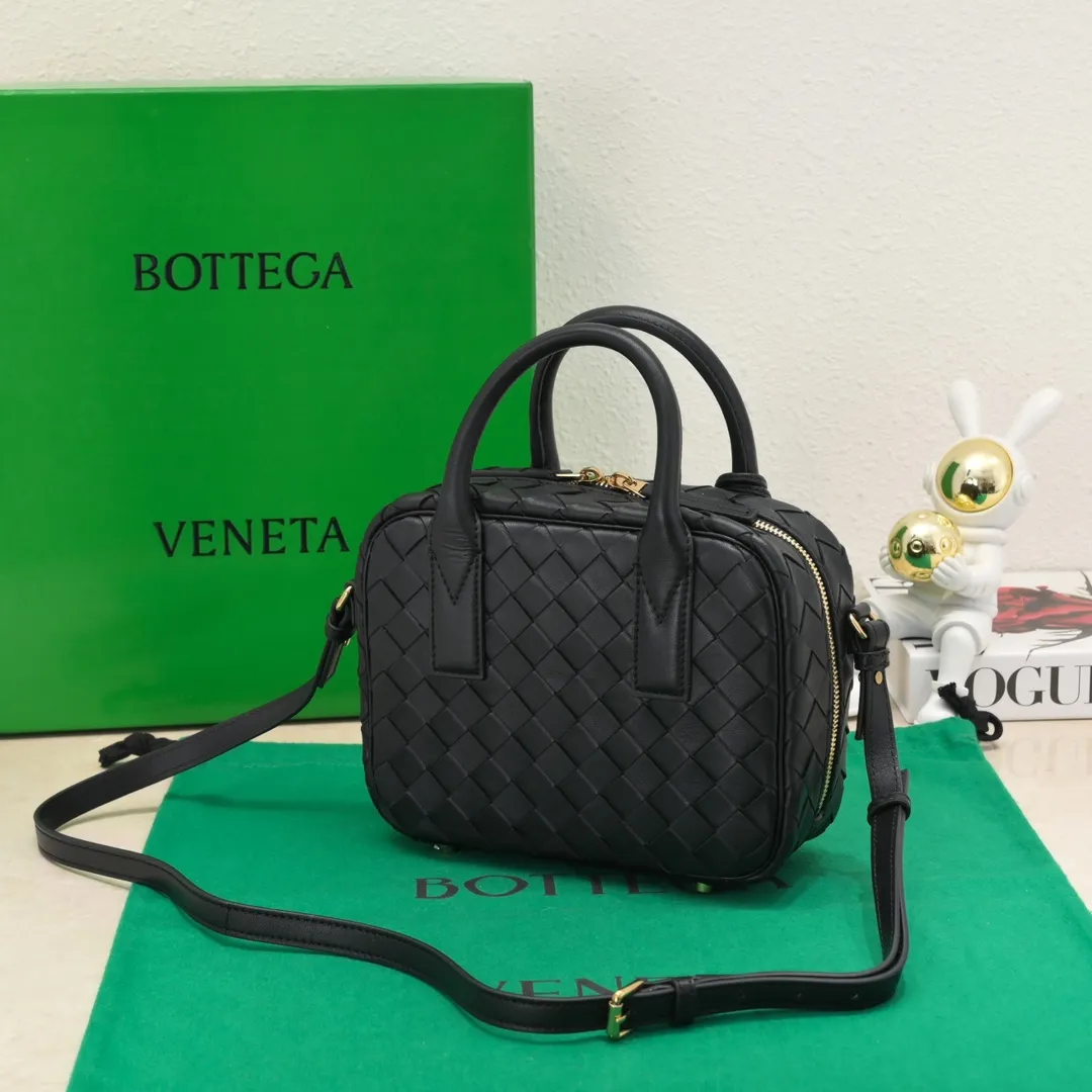 Batch 1560 BV2024 Spring Get Away small square box, retro and fashionable small size, multiple carrying methods, retro and fashionable, lightweight bag, practical space, same style for men and women! ! ! A fashionable must-have item, brass knotted rope pendant, chic and elegant, low-key luxury and tasteful, versatile item. Style number: 6763 Size: 23.5*17.9*9cm